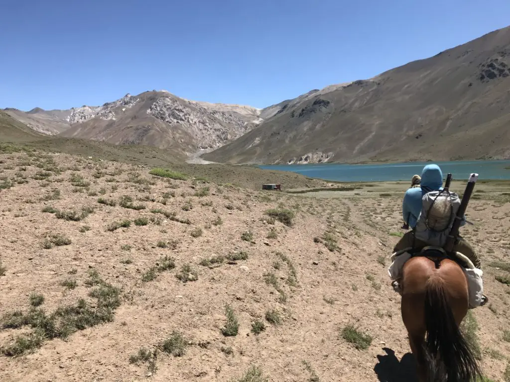arrivée a cheval a la laguna las cargas en valle noble en patagonie du nord