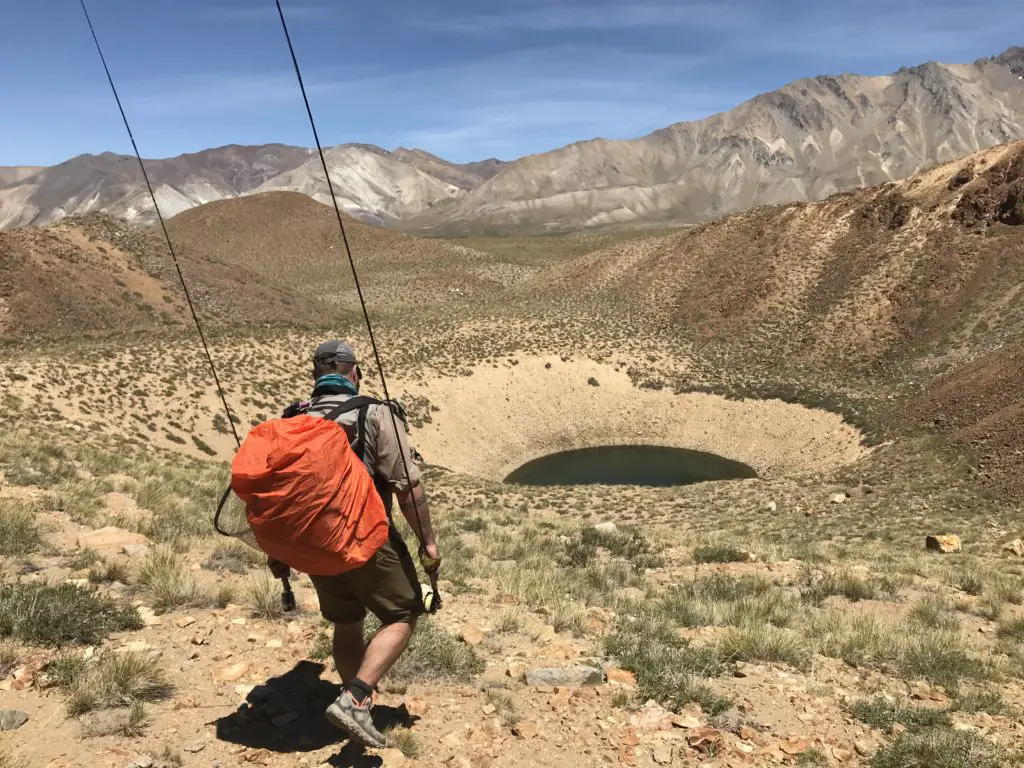 Baptiste CONQUET au pied d'un cratère remplit d'eau dans la valle hermoso en province de Mendoza en Argentine