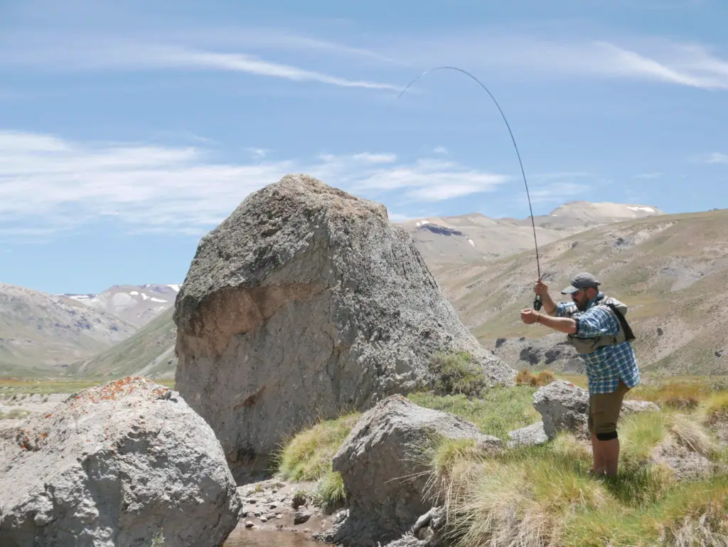 Baptiste CONQUET au prise avec superbe truite de la rivière el cura en valle noble en argentine