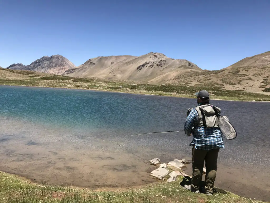 Baptiste CONQUET pechant au streamer la laguna las cargas dans la valle noble en argentine