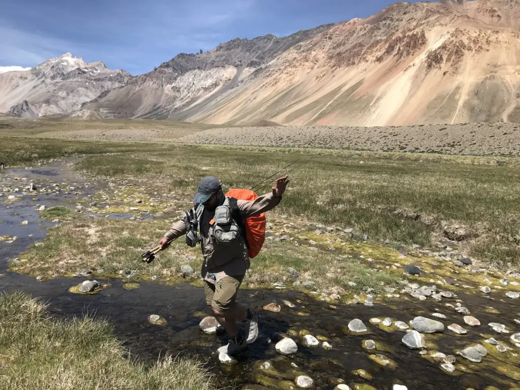 Baptiste CONQUET traversant un ruisseau avant d'arriver au Rio Grande en valle Hermoso dans la province de Mendoza