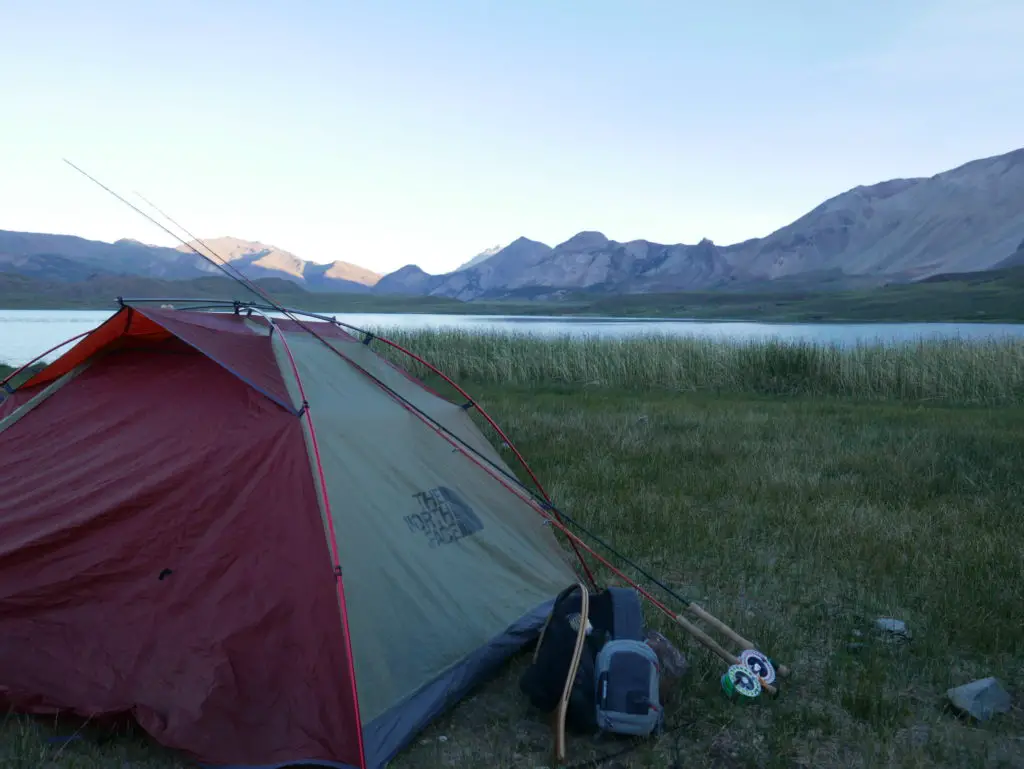 bivouac en valle hermoso au pied de la lagune en Argentine