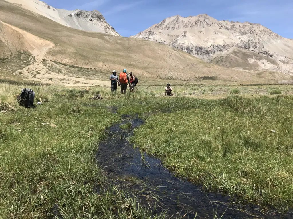 bras d'eau enterrée dans la terre en valle hermoso dans la province de Mendoza en Argentine