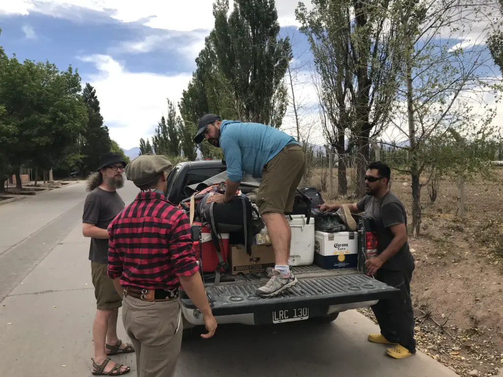 Chargement du toyota de Zurdo avec le materiel de camping de luis de Fly Patagonia Cabalgatas