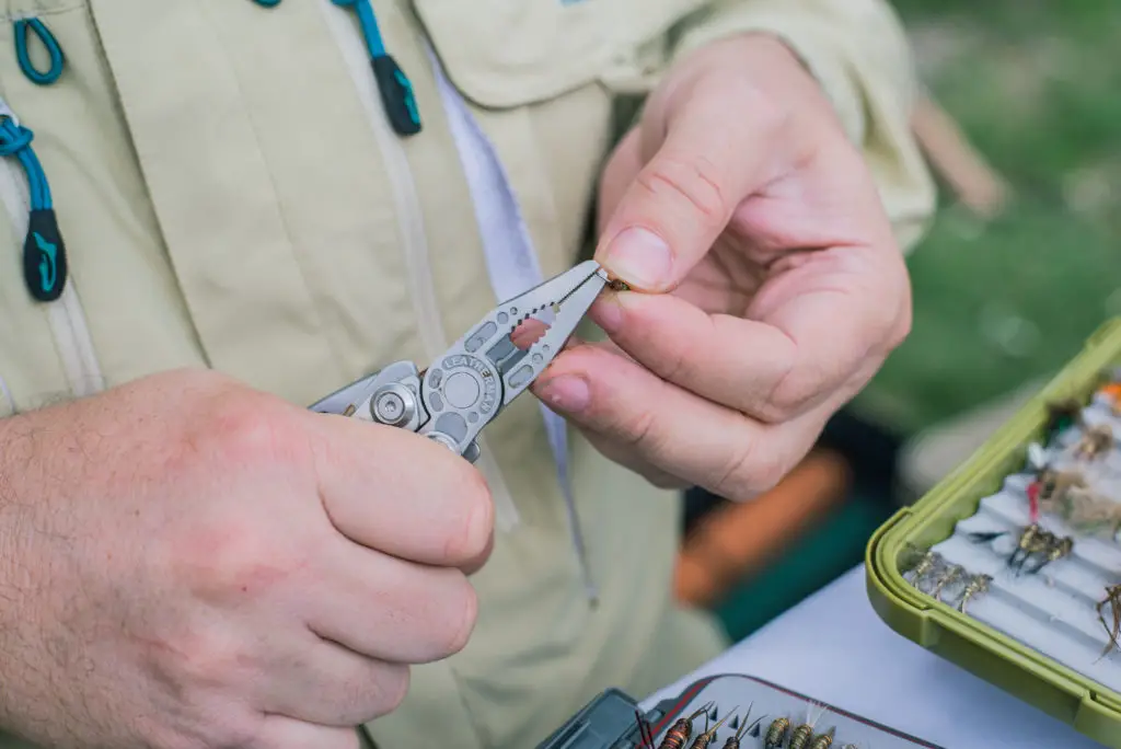 Couteau multifonction skeletool de Leatherman durant un voyage pêche à la mouche en argentine