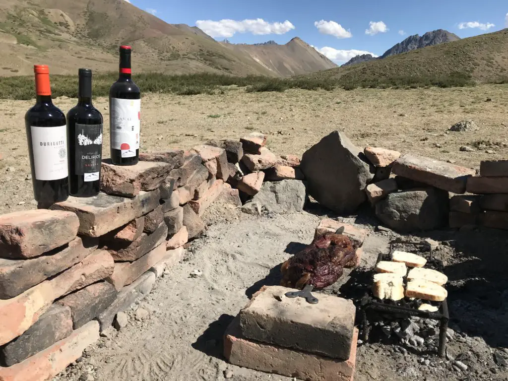 Dégustation de vin Malbec avec un Asado a la laguna de Las Cargas en valle noble en Argentine
