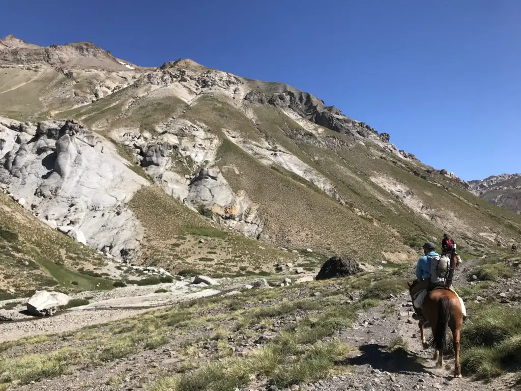 deuxieme jour de randonnée a cheval pour atteindre la lagunalas cargas en valle noble en patagonie du nord