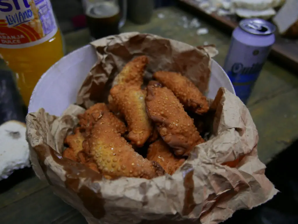 empenadas préparé par le gaucho et cuit a l'huile sur braise en argentine