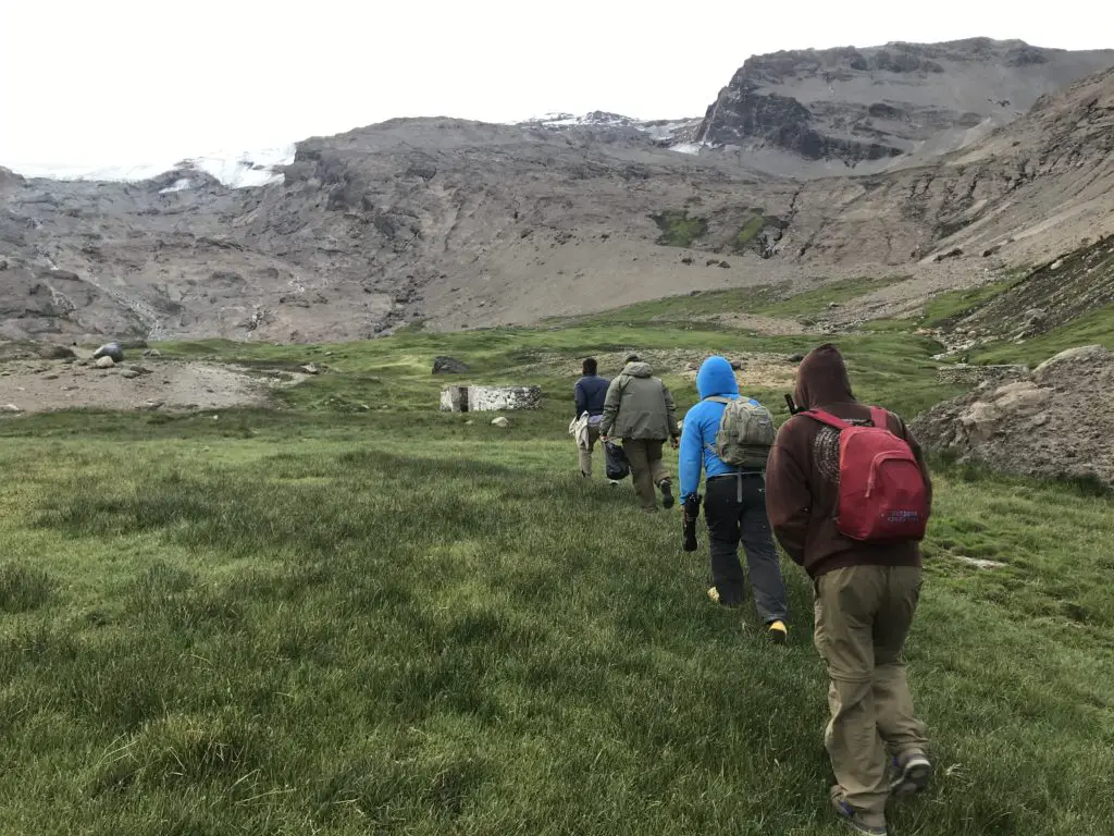 en route pour les sources d'eau chaude au pied du glacier el azufre en Argentine