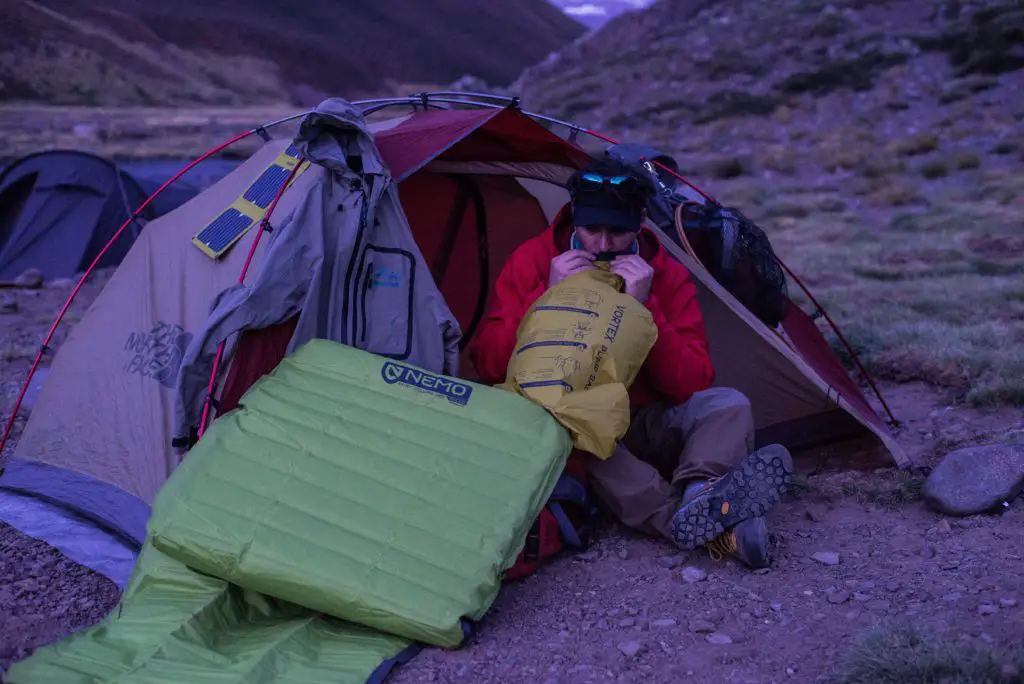 Installation du bivouac au bord de la rivière Tordillo en argentine