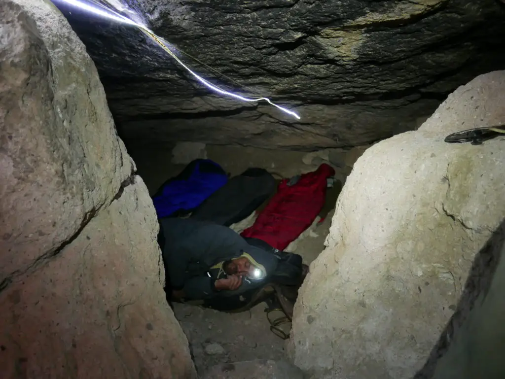 nuit sous une enorme pierre pour notre bivouac en valle noble en argentine