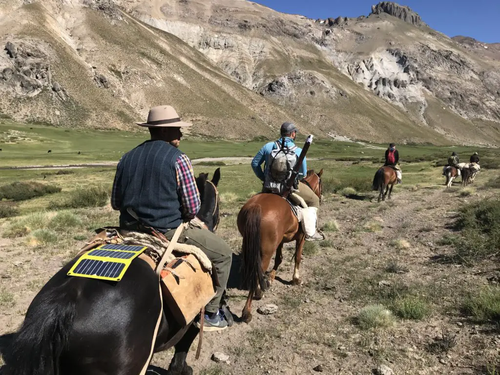 panneau solaire PT FLAP 16W Powertec rechargeant un powerbank durant 3 jours de rando à cheval en Patagonie