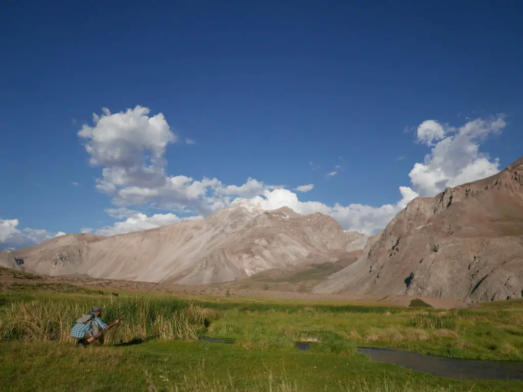 Peche à la tenkara sur les petites rivières de la valle hermoso en Argentine pres de Mendoza