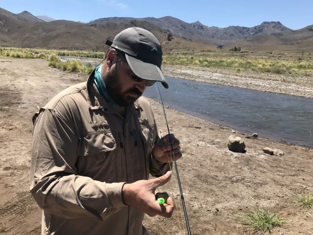 préparation du fil pour la pêche en nymphe en Argentine