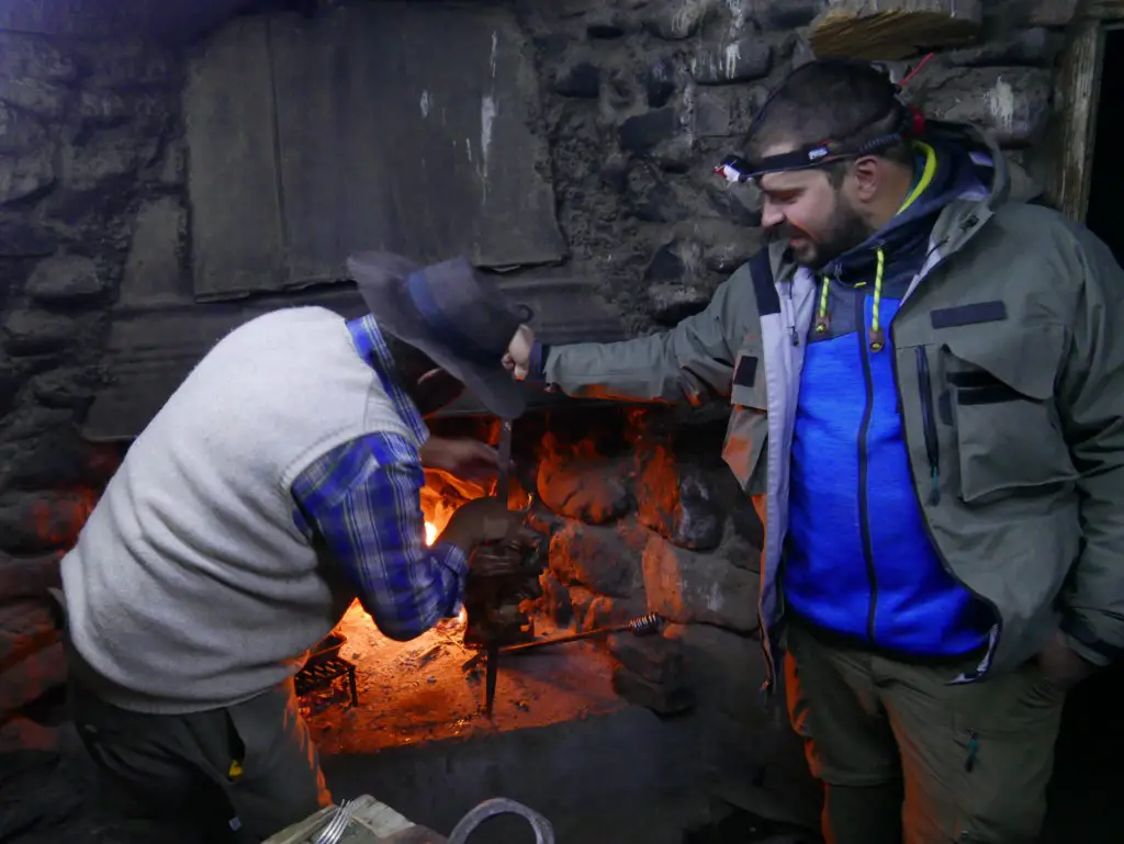 préparatif de l'asado par le gaucho tradition d'argentine