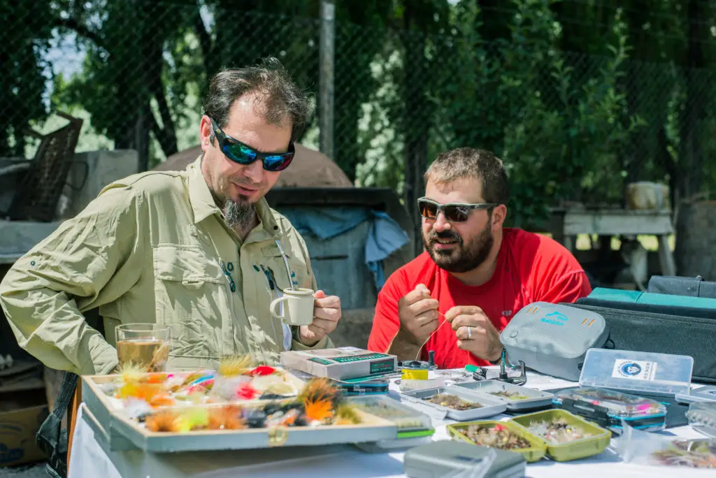 Préparation du matériel de pêche à la mouche avant notre trip prospection en argentine