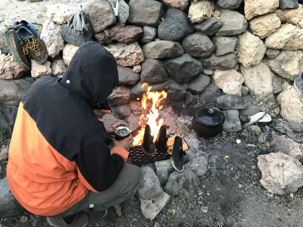 Préparation du PDJ apres une bonne nuit sous une pierre en valle noble en patagonie du nord