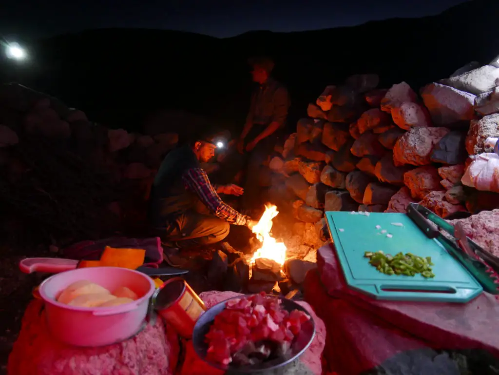 préparation d'un ragout au premier bivoauc en valle noble en argentine