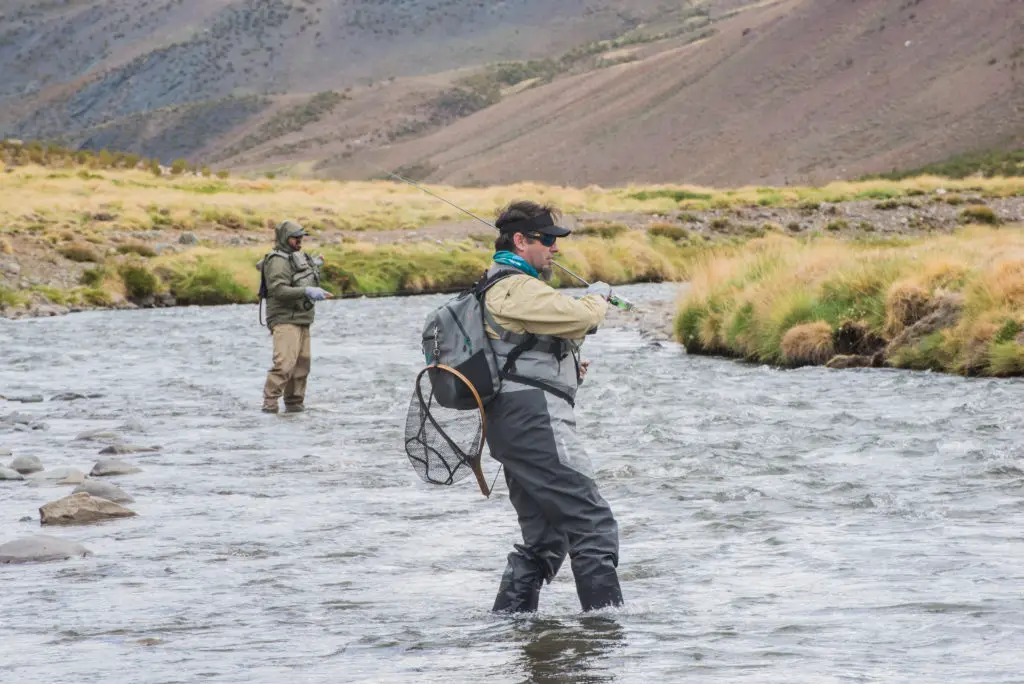 Prospection en nymphe dans une rivière des montagnes de Patagonie