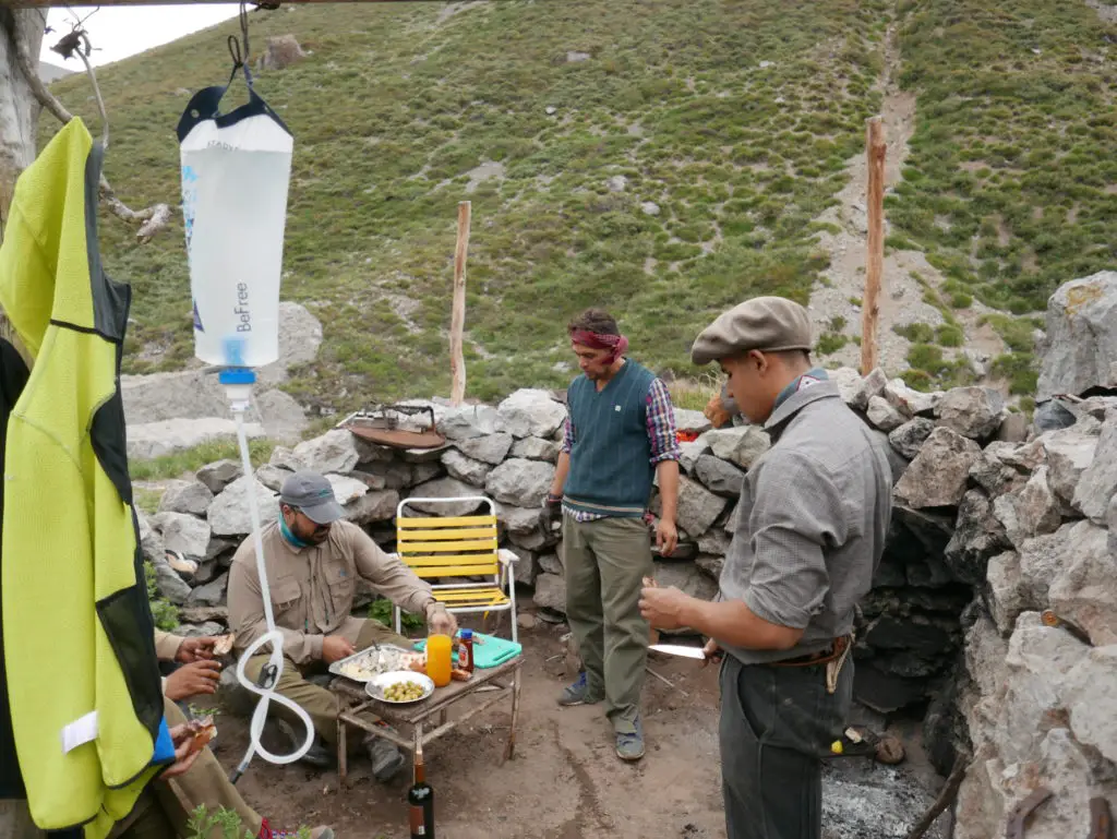 repas dans une cabane pres du ruisseau el Tirbuccio en valle noble en argentine