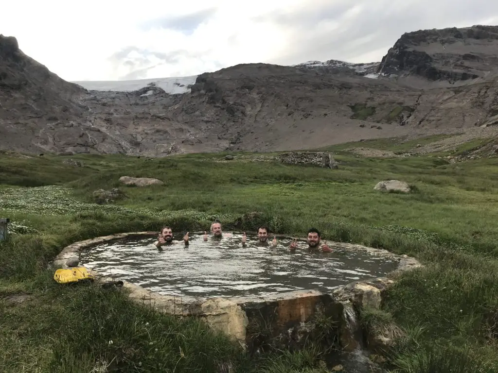 source d'eau chaude au pied du glacier el azufre en Argentine