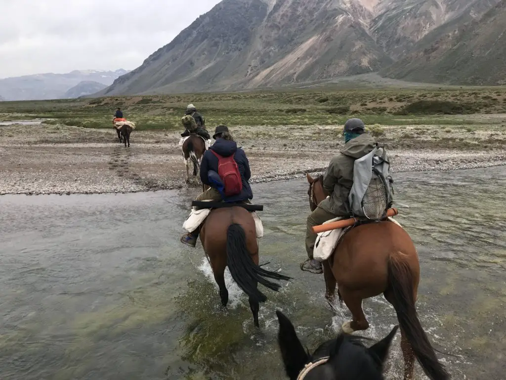 traversée a cheval de la riviere el cura dans la valle noble en argentine