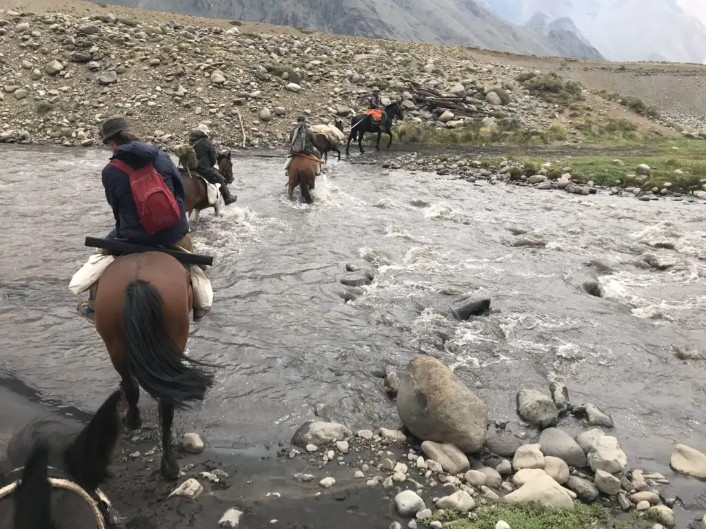 traversée de la première et grosse rivière pour rentrer dans la valle noble en argentine