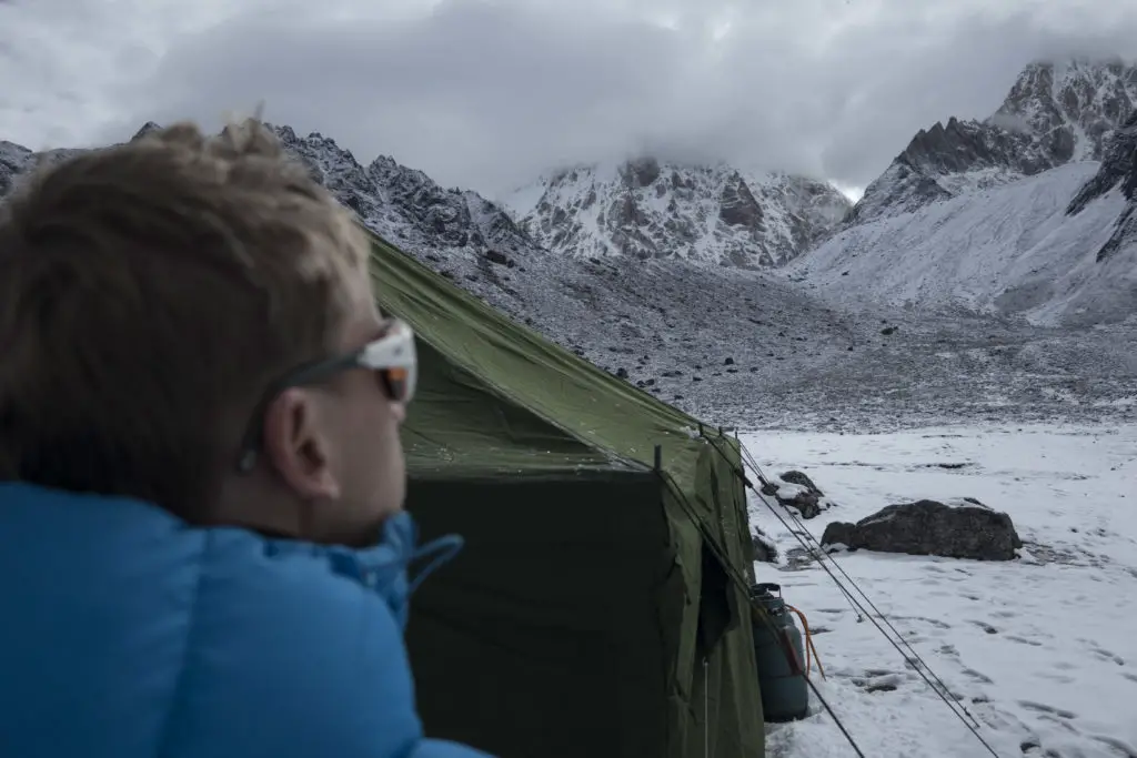 vue du camp de base du Jiazi et Grosvenor (Sichuan, Chine) on imagine notre ligne « Tcheu cte panthère »