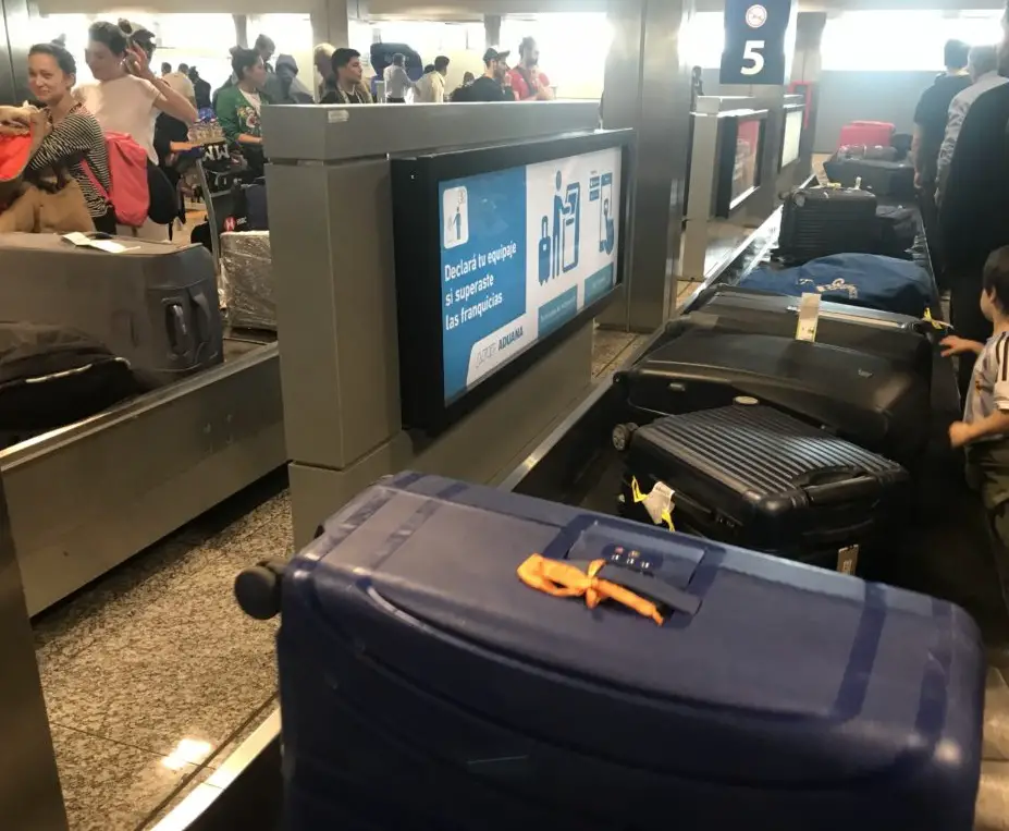 Attente des bagages à l'aéroport international de Buenos Aires