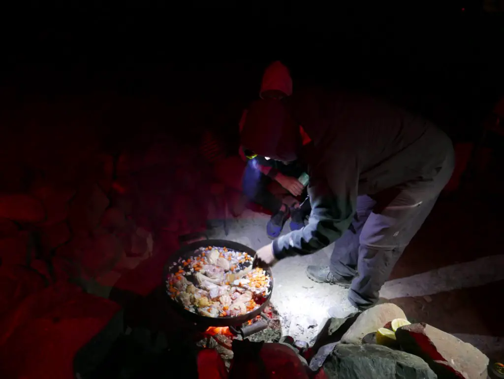 Au menu poulet a la biere marinée au feu de bois durant notre premier bivouac en montagne de patagonie