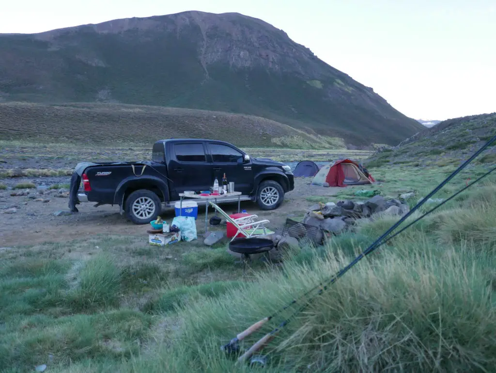 Au petit matin notre campement encore à l'ombre du soleil caché par les montagnes d'argentine