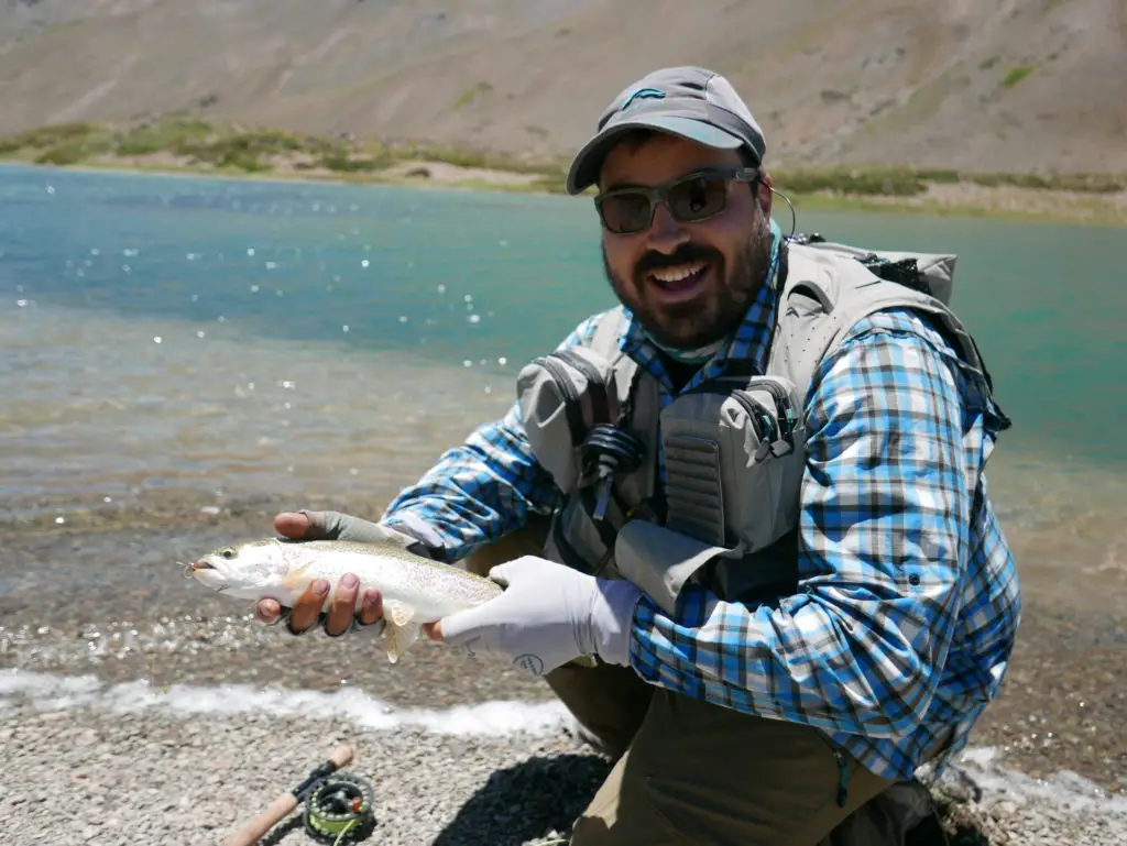 Baptiste CONQUET avec une truite de la lagunas de las cargas en valle noble en argentine