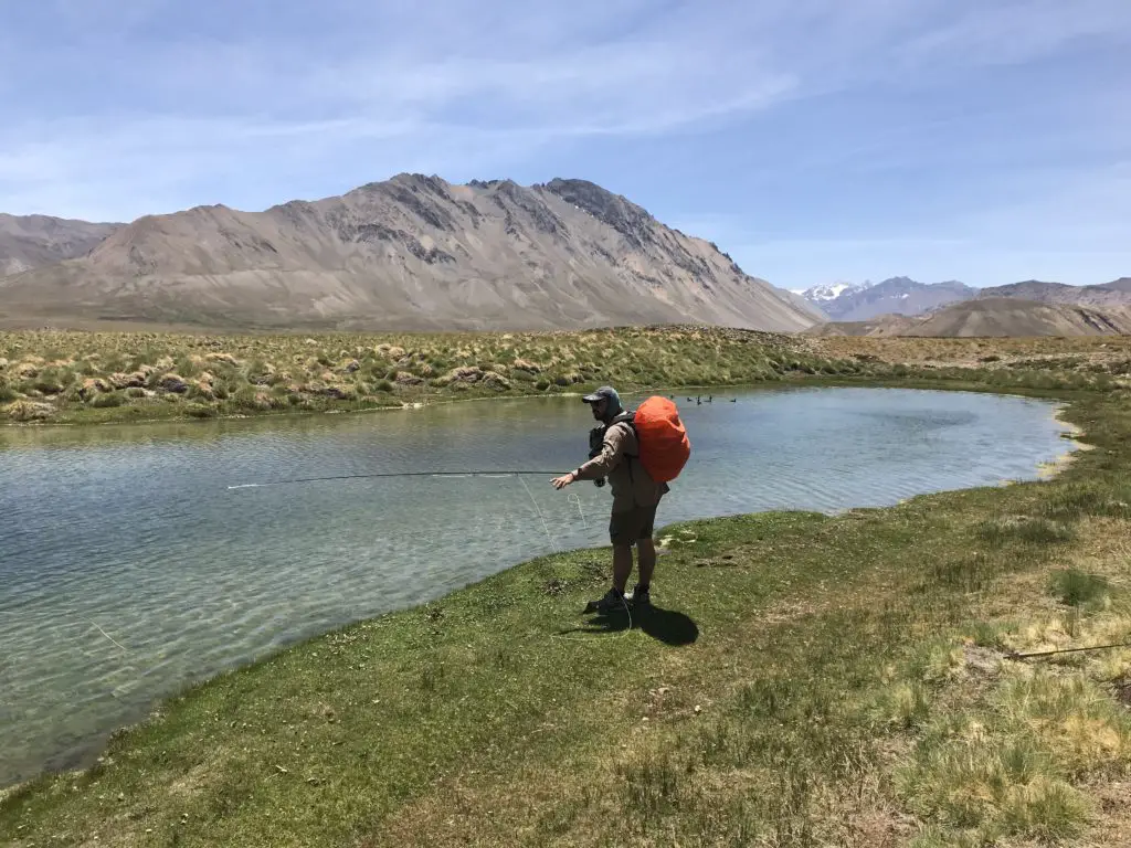 Baptiste CONQUET en action de peche à la mouche en valle hermoso en Argentine