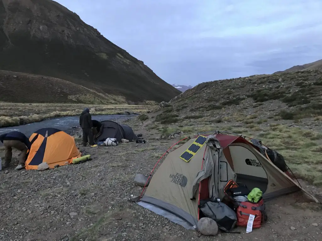 Campement au bord de la rivière Tordillo de en argentine