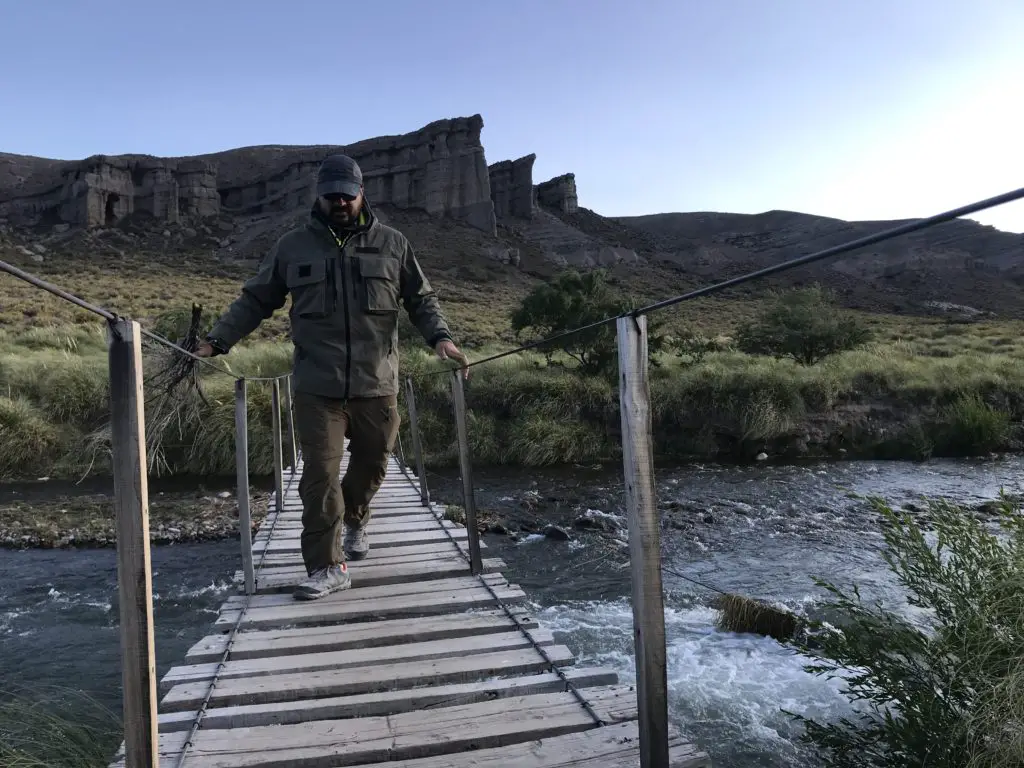 Castillo de Pincheira derriere Baptiste CONQUET durant notre voyage peche a la mouche en Patagonie du Nord Argentine