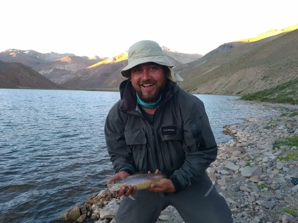 Dernière truite pour Zurdo sur le lac de montagne de la valle noble en argentine