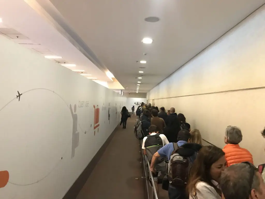 Longue file d'attente pour le passage des douanes à Buenos Aires avant d'embarquer pour la France