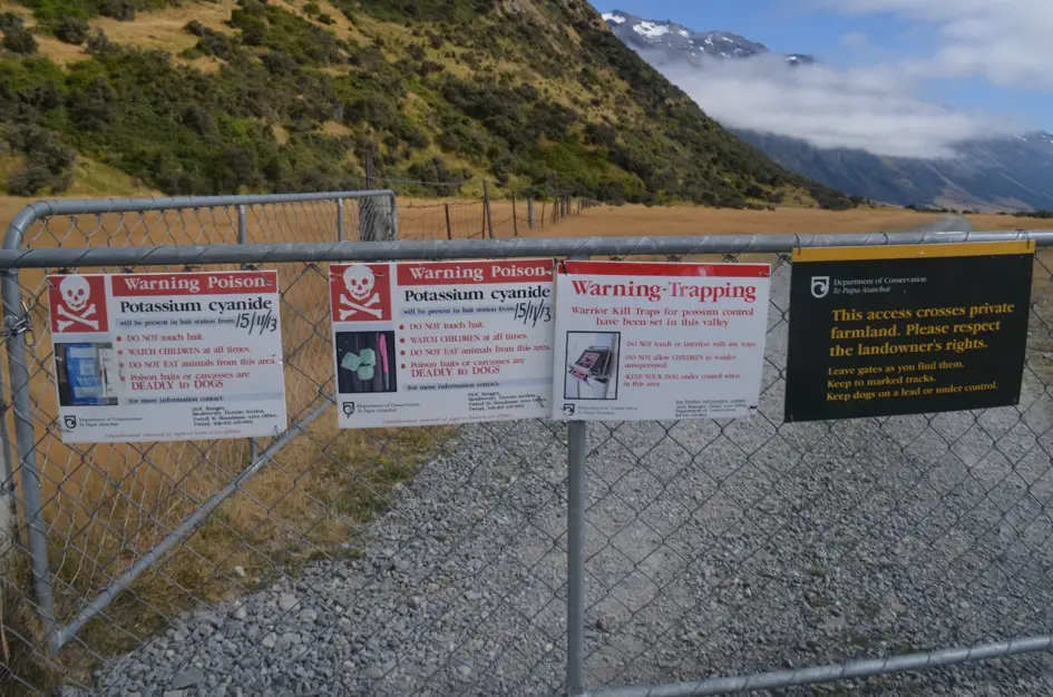 Panneaux annonçant des zones contaminées par du poison jeté par hélicoptère afin de tuer les mammifères présents en surnombre