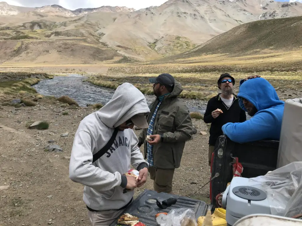 Pause repas sur la rivière Tordillo perdu dans les montagnes de Patagonie du nord en Argentine