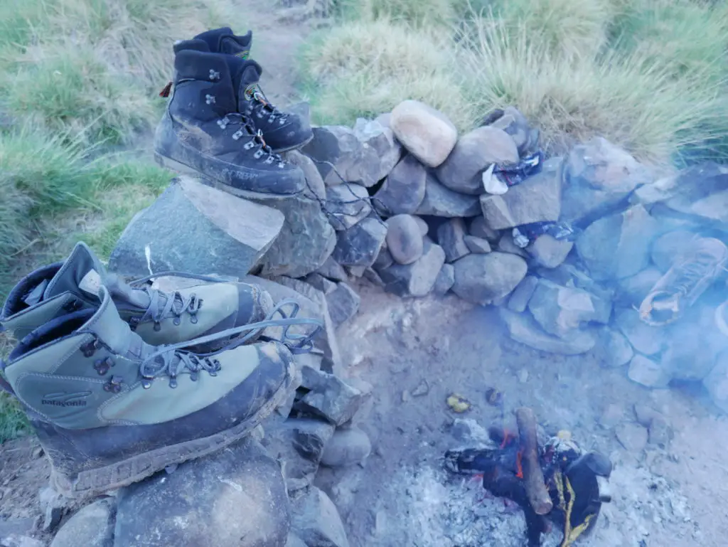 petit feu du matin pour rechauffer nos chaussures de wading qui ont gelé dans les montagnes d'argentine