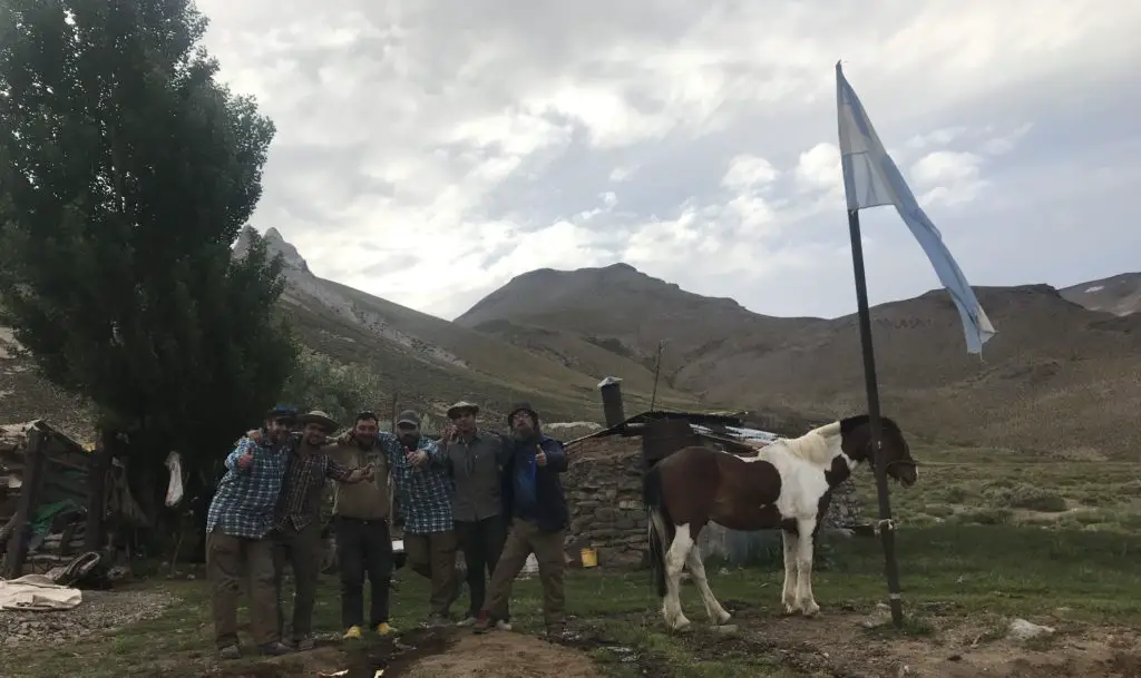 Photo de groupe avec Fly patagonia cabalgatas organisatrice de nos 3 jours de trip peche a la mouche en argentine