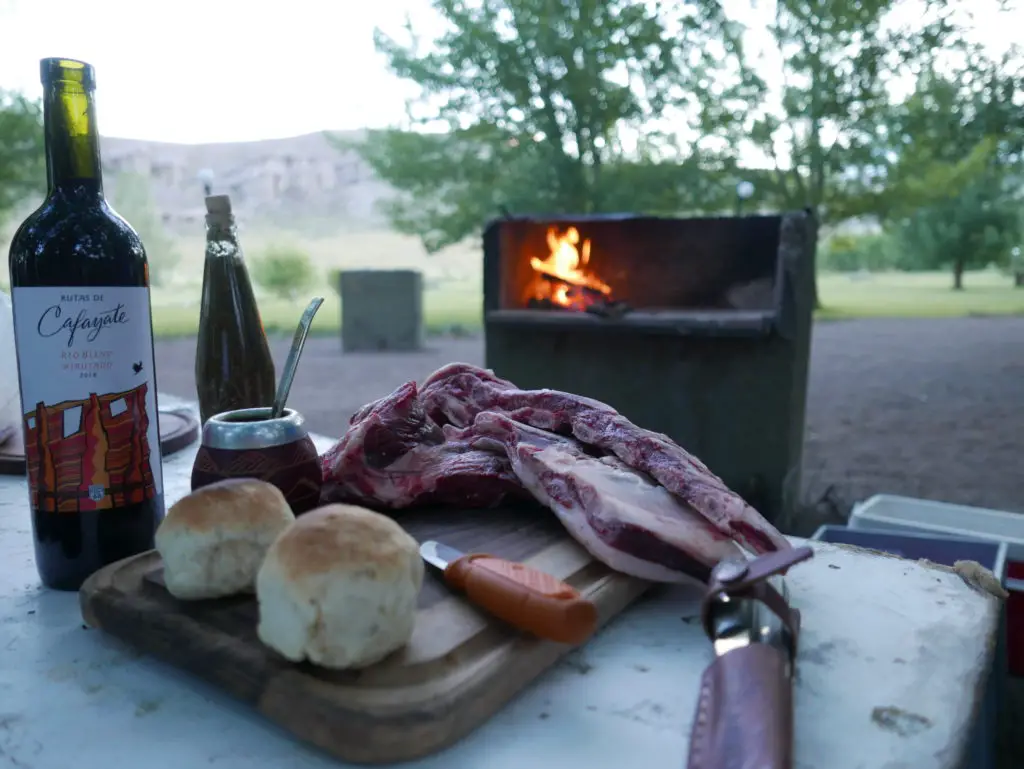 Premier Asado au Camping Castillo de Pincheira pres de Malargüe en Argentine