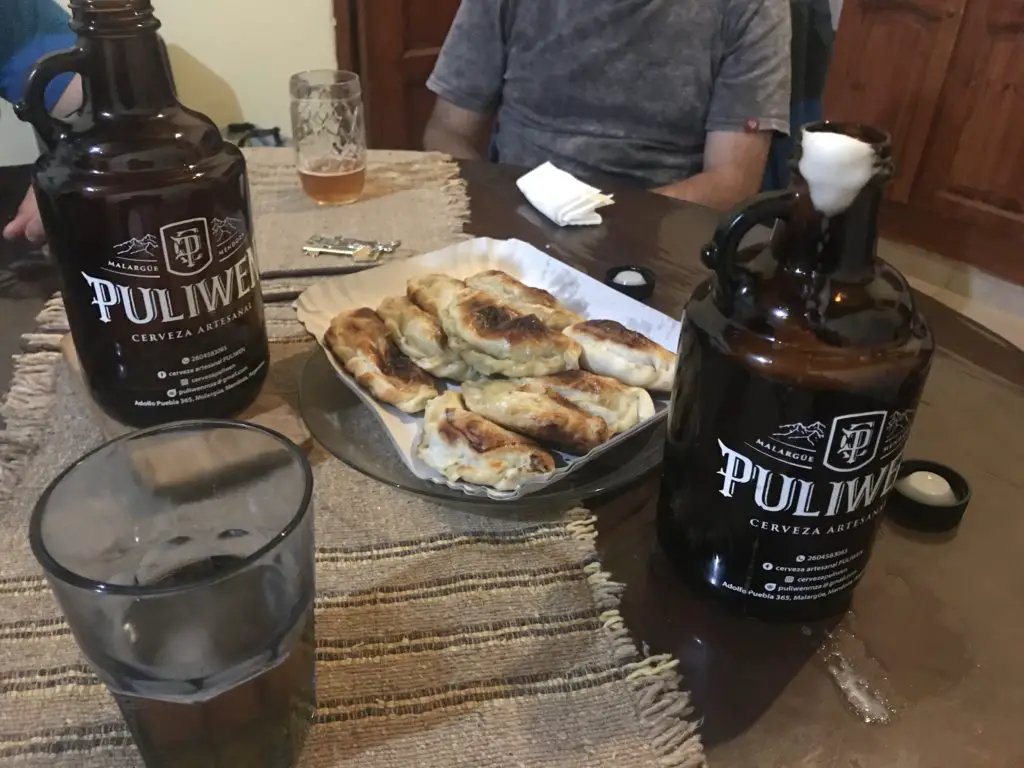 Premier repas du soir en Argentine avec des empenadas maison et une bonne biere Puliwen