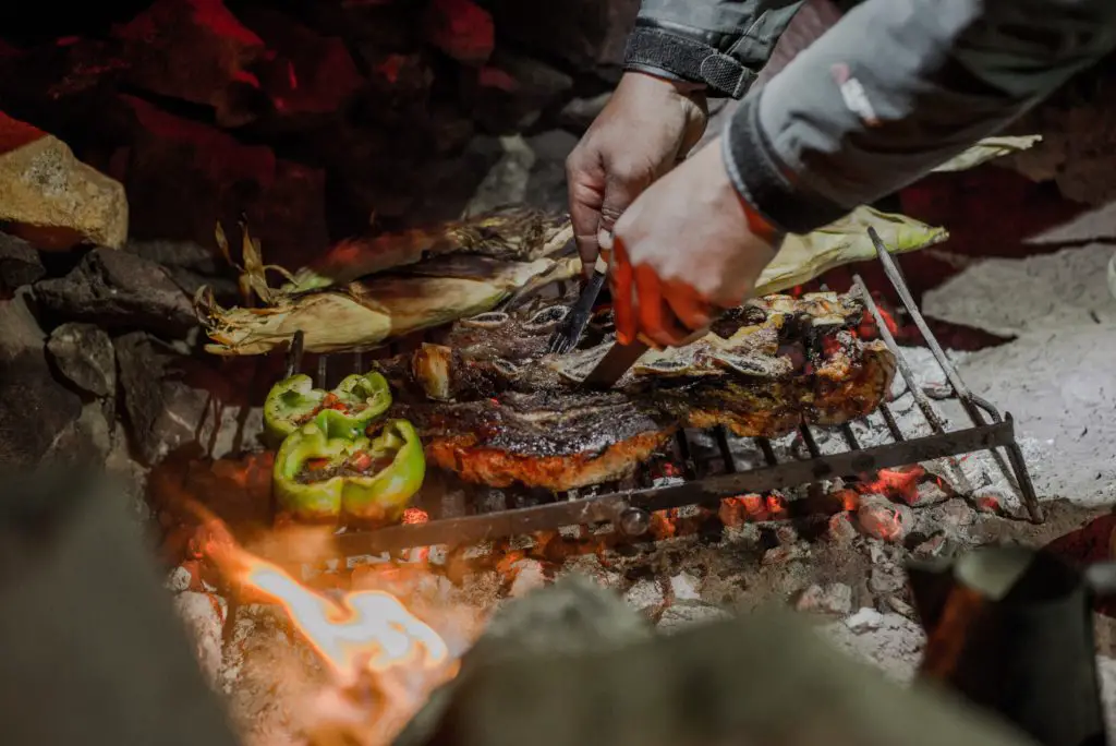 Préparation d'un asado argentin durant notre bivouac a la valle hermoso en Argentine