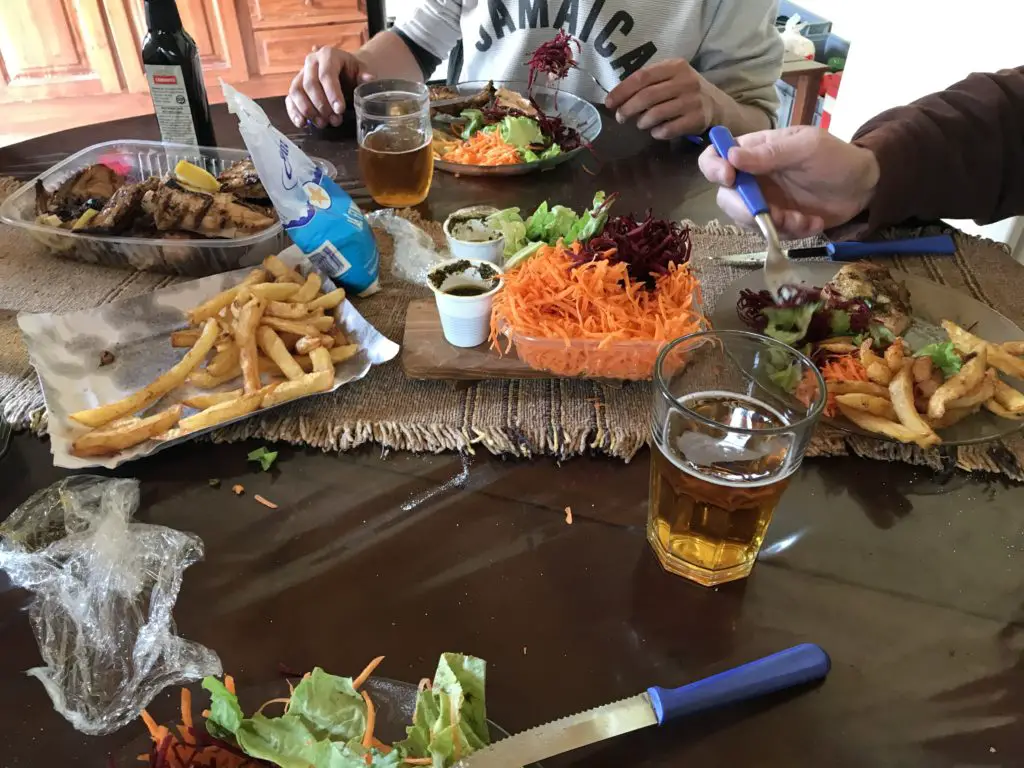 Repas du midi avant notre expedition de 3 jours de pêche à la mouche en Patagonie du Nord