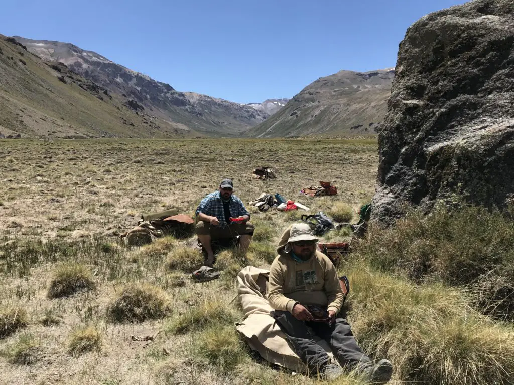 repas et sieste apres une bonne session de peche a la mouche sur la riviere el cura en valle noble en argentine