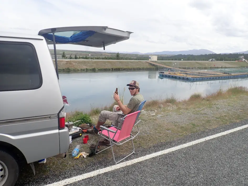 Repos forcé au bord du canal de Twizel à côté des fermes à saumon en Nouvelle-Zélande