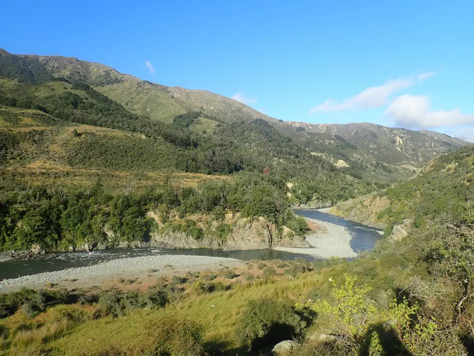 Succession de courants et de pools d’une magnifique rivière de l’Ile Du Sud en Nouvelle-Zélande