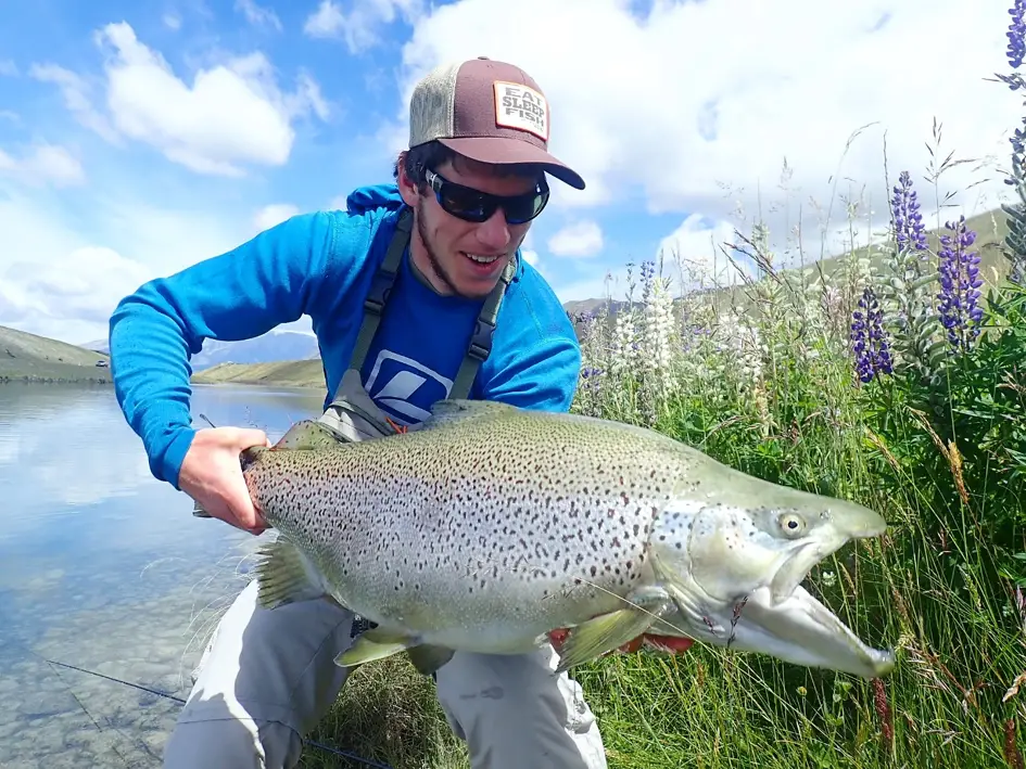 Truite de plus de 11kg attrapée en NAV dans le canal de Twizel en Nouvelle-Zélande