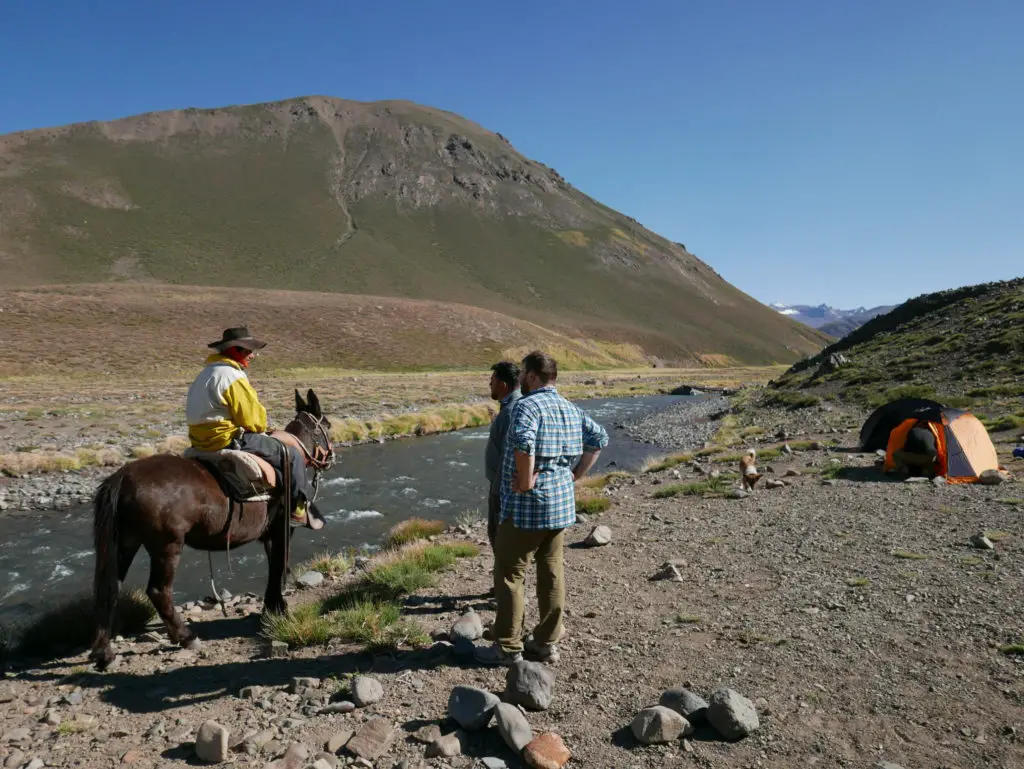 Visite d'un gaucho a notre bivouac pres de la rivière en argentine